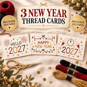 Könnte beinhalten: Drei rechteckige weiße Karten mit gestickten Neujahrsmotiven, darunter der Text 3 NEW YEAR THREAD CARDS, BEGINNER FRIENDLY, PRINTABLE PATTERNS, HELLO 2027, HAPPY NEW YEAR und 2027 mit einer Uhr und Sektgläsern, sowie eine goldene Schere und drei Stickgarnstränge in Schwarz, Rot und Gold.