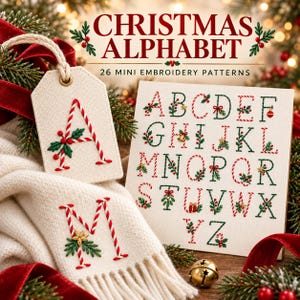 Può includere: Un set di schemi per ricamo con alfabeto natalizio con 26 lettere su una tavola bianca, un'etichetta in tessuto e una sciarpa bianca con le lettere A e M ricamate. Il testo recita CHRISTMAS ALPHABET 26 MINI EMBROIDERY PATTERNS.