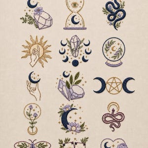 Könnte beinhalten: Eine Sammlung von 32 kleinen himmlischen Handstickmustern mit Motiven wie Schlangen, Kristallen, Monden, Sonnen und Blumen in Blau, Lila, Gold und Grün auf beigem Stoff, inklusive des Textes 32 Mini celestial hand embroidery patterns.