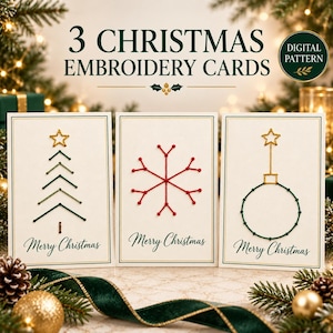 Puede incluir: Tres tarjetas rectangulares de color blanco roto con patrones de bordado navideño. Una tarjeta muestra un árbol verde con una estrella dorada, otra un copo de nieve rojo y otra una bola verde con una estrella dorada. Cada tarjeta dice Merry Christmas.