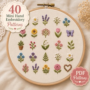 Könnte beinhalten: Ein hölzerner Stickrahmen mit cremefarbenem Stoff, der 25 kleine, handgestickte Blumen- und Naturmotive enthält. Der Text auf dem Bild lautet 40 Mini Hand Embroidery Patterns und PDF Patterns. Die Motive umfassen Blumen, einen Schmetterling und ein Herz.