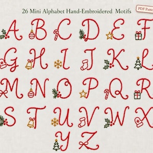 Puede incluir: Un patrón PDF digital que presenta 26 letras del alfabeto bordadas a mano en cursiva roja. Cada letra está decorada con pequeños motivos navideños que incluyen adornos, bastones de caramelo, acebo, estrellas, regalos, guantes y árboles.