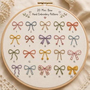 Könnte beinhalten: Ein runder Stickrahmen aus Holz mit cremefarbenem Stoff, der 20 handgestickte Mini-Schleifenmuster in verschiedenen Farben und Stilen enthält. Der Text 20 Mini Bow Hand Embroidery Patterns ist oben aufgestickt, jede Schleife ist von 1 bis 20 nummeriert.