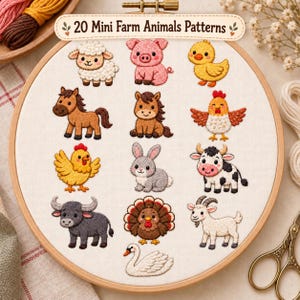Könnte beinhalten: Ein Stickrahmen mit weißem Stoff und 12 gestickten Bauernhoftier-Motiven, darunter ein Schaf, Schwein, Küken, Pferd, Pony, Huhn, Kaninchen, Kuh, Büffel, Truthahn, Ziege und Schwan. Der Text 20 Mini Farm Animals Patterns steht oben im Bild.