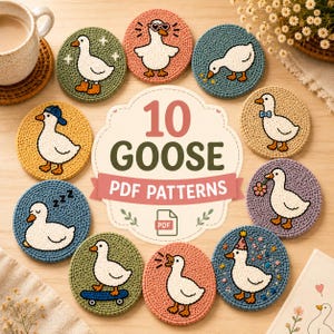 Puede incluir: Diez posavasos circulares de ganchillo con varios diseños de gansos blancos sobre fondos de colores, dispuestos alrededor de una etiqueta central que dice 10 GOOSE PDF PATTERNS. Los gansos aparecen realizando diversas actividades, como llevar sombreros, andar en monopatín y dormir.