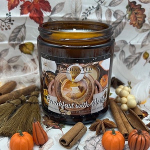 Frühstück mit Molly Candle | Kürbis-Pfannkuchen, Ahornsirup und Zimtbutter duftend