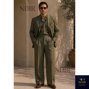 Op de afbeelding: Een man in een groen pak, overhemd en broek. Het pak is dubbelknoops en de broek is geplooid. De afbeelding heeft de tekst "NOIR" linksboven en in het midden onder. De man draagt een zonnebril en bruine schoenen.