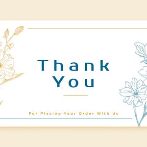 K&ouml;nnte beinhalten: Eine rechteckige wei&szlig;e Dankeskarte mit dunkelblauem Text, der Thank You und For Placing Your Order With Us lautet. Das Design zeigt goldene Strichzeichnungen von Blumen links und blaue Strichzeichnungen von Blumen rechts mit goldenen R&auml;ndern.