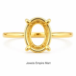 Könnte beinhalten: Ein Ring aus poliertem Gelbgold mit einer zentralen ovalen Fassung und vier Krappen, die zur Aufnahme eines Edelsteins dienen. Die Ringschiene ist glatt und kreisförmig. Der Text Jewels Empire Mart steht unter dem Ring auf weißem Grund.