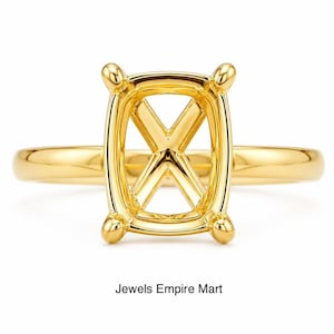 Könnte beinhalten: Ein Ring aus poliertem Gelbgold mit einer rechteckigen Fassung mit vier Krappen und einer X-förmigen Stützstruktur unter der Galerie. Die Ringschiene ist glatt und abgerundet. Der Text Jewels Empire Mart steht unter dem Ring.