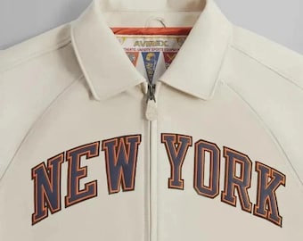 Jaqueta bomber universitária masculina Avirex Kith Knicks em couro creme