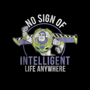 Op de afbeelding: Zwarte afbeelding met Buzz Lightyear in zijn ruimtepak en de tekst "NO SIGN OF INTELLIGENT LIFE ANYWHERE". De afbeelding heeft een verweerde, vintage look, met een cirkelvormig designelement achter Buzz.