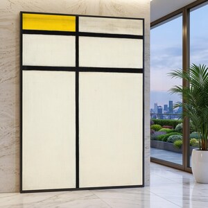 Op de afbeelding: Abstract kunstwerk met een zwarte lijst. Het kunstwerk heeft een rasterachtige compositie met zwarte lijnen en rechthoekige kleurvlakken, waaronder geel en gebroken wit. Gepresenteerd in een modern interieur met uitzicht op een stadslandschap.