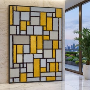 Könnte beinhalten: Abstrakte geometrische Wandkunst in einem schwarzen Rahmen. Das Kunstwerk zeigt eine gitterartige Komposition aus rechteckigen und quadratischen Formen in Gelb-, Grau- und Weißtönen, die mit schwarzen Linien umrandet sind. Das Stück wird in Innenräumen ausgestellt.