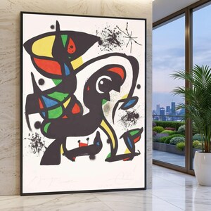 Può includere: Una grande opera d'arte da parete incorniciata di forma rettangolare che presenta una composizione astratta su sfondo bianco. L'opera mostra audaci linee nere, forme piene nei colori primari rosso, giallo e blu, e schizzi di inchiostro nero.