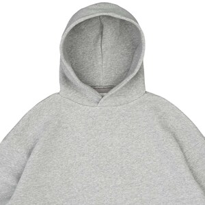 Puede incluir: Una sudadera con capucha gris claro con capucha a juego. La sudadera con capucha est&aacute; hecha de un material suave y c&oacute;modo y tiene un ajuste relajado. La capucha est&aacute; dise&ntilde;ada para brindar calidez y protecci&oacute;n.