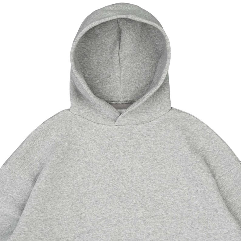 Puede incluir: Una sudadera con capucha gris claro con capucha a juego. La sudadera con capucha est&aacute; hecha de un material suave y c&oacute;modo y tiene un ajuste relajado. La capucha est&aacute; dise&ntilde;ada para brindar calidez y protecci&oacute;n.