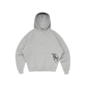 Puede incluir: Una sudadera con capucha gris claro con capucha y mangas largas. Un gr&aacute;fico negro est&aacute; en la parte inferior izquierda. La sudadera con capucha est&aacute; hecha de un material suave.