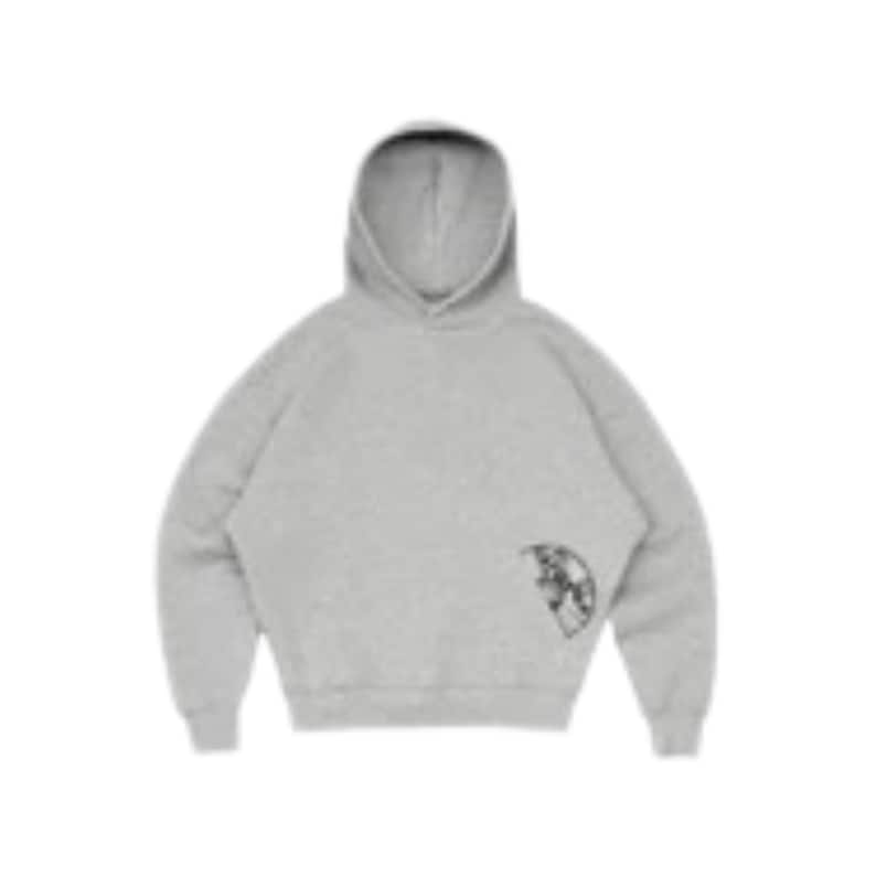 Puede incluir: Una sudadera con capucha gris claro con capucha y mangas largas. Un gr&aacute;fico negro est&aacute; en la parte inferior izquierda. La sudadera con capucha est&aacute; hecha de un material suave.