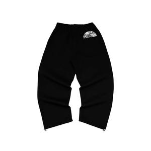 Puede incluir: Pantalones deportivos negros con cintura el&aacute;stica y corte holgado. Los pantalones tienen un peque&ntilde;o bolsillo en la parte trasera con un dise&ntilde;o gr&aacute;fico. La parte inferior de los pantalones tiene un detalle de cremallera. Ropa casual.