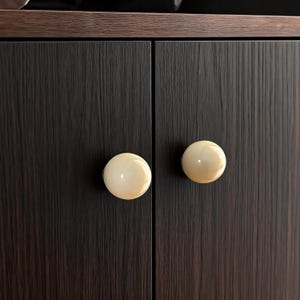 Tirador de cajón redondo de un solo orificio, color crema, con pomo de cerámica de estilo mediados de siglo.