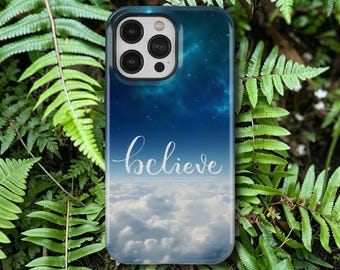 Capa para celular com frase inspiradora e céu estrelado, com nuvens. Ideal para iPhone 17, 16, 15, 14, 13, 12, 11 Pro Max e Samsung Galaxy S26 S25 Ultra.
