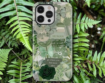Capa Fairycore com estampa floral delicada em tons de verde e colagem para iPhone 17, 16, 15, 14, 13, 12, 11 Pro Max e Samsung Galaxy S26, S25 e S24 Ultra.