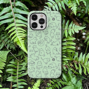 Könnte beinhalten: Eine hellgrüne Smartphone-Hülle mit einem sich wiederholenden Muster aus schwarzen Strichzeichnungen von Katzen in verschiedenen Posen, darunter spielend mit Garn, sitzend, sich streckend und fressend, mit Aussparung für die Kamera.