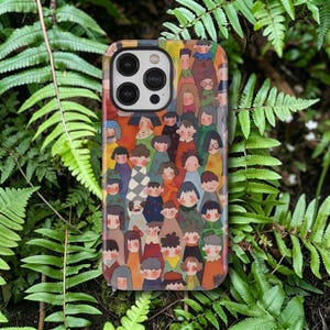 Puede incluir: Funda de teléfono colorida con una multitud de personajes de dibujos animados con varios atuendos. El diseño incluye una mezcla de tonos cálidos y fríos, con las figuras dispuestas en un patrón denso. La funda está rodeada de follaje verde.