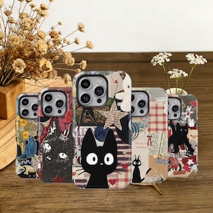 Peut inclure: Plusieurs coques de téléphone avec des motifs de chats. Les coques présentent des illustrations de chats noirs, des éléments de collage et du texte. Les coques sont posées sur une surface en bois, avec des fleurs séchées et de petites fleurs blanches en arrière-plan.