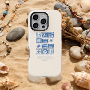 Può includere: Una custodia per telefono color crema con un design illustrato blu e bianco. Il design include quadrati con immagini di una casa, fiori e una tazza di caffè. La custodia ha anche un versetto biblico e le parole "HOSANNA REVIVAL".