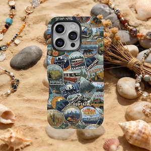 Peut inclure: Une coque de téléphone ornée d'un collage d'écussons sur le thème du camping, dans des tons de vert, de bleu et de marron. Les écussons présentent des images de tentes, de montagnes et de camping-cars vintage. La coque est posée sur du sable.