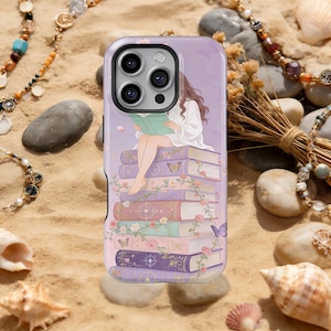 Könnte beinhalten: Handyhülle mit einer fantasievollen Illustration einer Person, die auf einem Bücherstapel liest. Die Bücher sind mit Blumen- und Schmetterlingsmotiven in Lila, Rosa und Grün verziert. Die Hülle hat einen lavendelfarbenen Hintergrund.