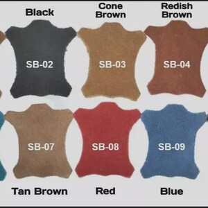 Op de afbeelding: Een kleurenkaart met tien lederen stalen gerangschikt in twee rijen. Elk staal is gelabeld met een code van SB-01 tot SB-10 en een bijbehorende kleurnaam: Brown, Black, Cone Brown, Redish Brown, Beige White, Teal, Tan Brown, Red, Blue en Dark Brown.
