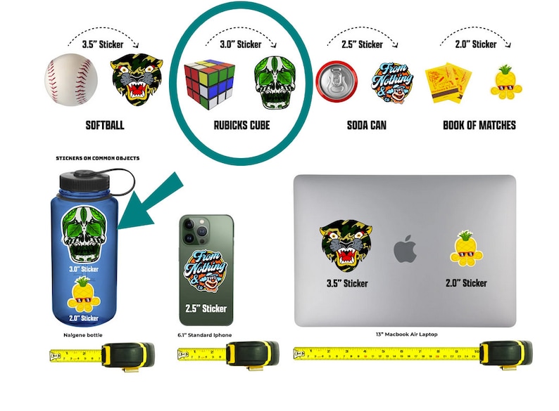 Op de afbeelding: Een selectie stickers met verschillende ontwerpen, waaronder een schedel, een ananas, een panter en een Rubik's Cube. De stickers zijn te zien op verschillende objecten, zoals een softbal, een blikje frisdrank, een doosje lucifers, een waterfles, een smartphone en een laptop. De stickers zijn allemaal 5 cm of 8,9 cm in diameter.