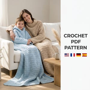 Könnte beinhalten: Eine Häkel-PDF-Anleitung mit einer hellblauen Kapuzendecke und einem beigen Langarmpullover. Der Text CROCHET PDF PATTERN wird neben kleinen Flaggensymbolen für die Vereinigten Staaten, Frankreich, Deutschland und Spanien angezeigt.
