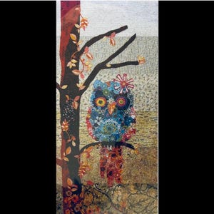 Peut inclure: Une œuvre d'art représentant un hibou coloré. Le hibou, composé de motifs floraux bleus, rouges et jaunes, est perché sur une branche à côté d'un arbre. L'arbre a des branches brunes et des feuilles rouges et jaunes.