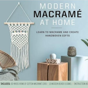 Może przedstawiać: Biała makrama ścienna z drewnianym kołkiem, na jasnoniebieskim tle. Tekst brzmi „MODERN MACRAMÉ AT HOME” i „LEARN TO MACRAME AND CREATE HANDWOVEN GIFTS”. Zestaw zawiera 45 m sznurka do makramy bawełnianej.