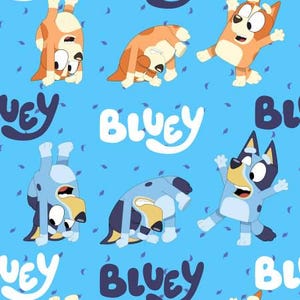 Op de afbeelding: Een herhalend patroon op een helderblauwe achtergrond met de tekenfilmhonden Bluey en Bingo in verschillende houdingen, waaronder handstanden en dansen. Het woord Bluey is in zowel witte als donkerblauwe tekst door het ontwerp gedrukt, afgewisseld met kleine donkerblauwe blaadjes.