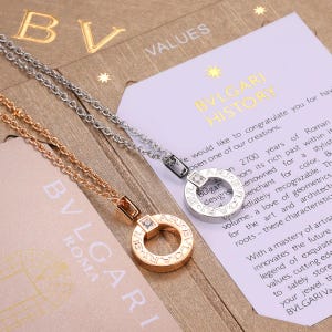 Könnte beinhalten: Rustikales Holzschild mit dem Text "Welcome to our home" in weißer Schrift. Das Schild hat eine Used-Optik und ein schlichtes, einladendes Design, perfekt für eine Veranda oder einen Eingangsbereich.