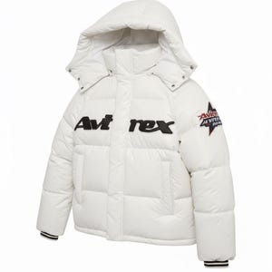 Może przedstawiać: Biała kurtka puchowa z kapturem. Kurtka ma czarny napis "Avi rex" na piersi i naszywkę na rękawie. Mankiety mają czarno-białe paski.
