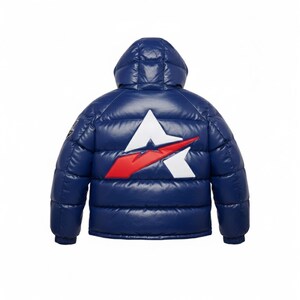 K&ouml;nnte beinhalten: Marineblaue Steppjacke mit Kapuze. Auf der R&uuml;ckseite der Jacke befindet sich ein wei&szlig;es und rotes Logo. Die Jacke hat ein gl&auml;nzendes, gestepptes Aussehen. Die Jacke ist f&uuml;r kaltes Wetter konzipiert.