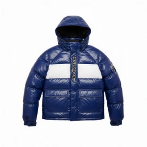 K&ouml;nnte beinhalten: Gl&auml;nzende, blaue Pufferjacke mit Kapuze und zwei Vordertaschen. Die Jacke hat einen wei&szlig;en Streifen &uuml;ber der Brust und das Wort "Avirex" in wei&szlig;en Buchstaben. Auf dem rechten &Auml;rmel befindet sich ein kleines Emblem.