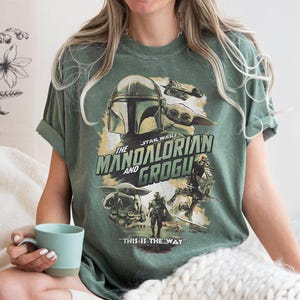 Retro Star Wars Mandalorian Grogu Comfort Farben Shirt, Baby Yoda Kopfgeldjäger Tee, Vintage 90er Jahre Stil Star Wars Grafik Tee, Fans Geschenk Bild 2