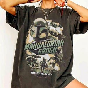 Retro Star Wars Mandalorian Grogu Comfort Farben Shirt, Baby Yoda Kopfgeldjäger Tee, Vintage 90er Jahre Stil Star Wars Grafik Tee, Fans Geschenk Bild 1