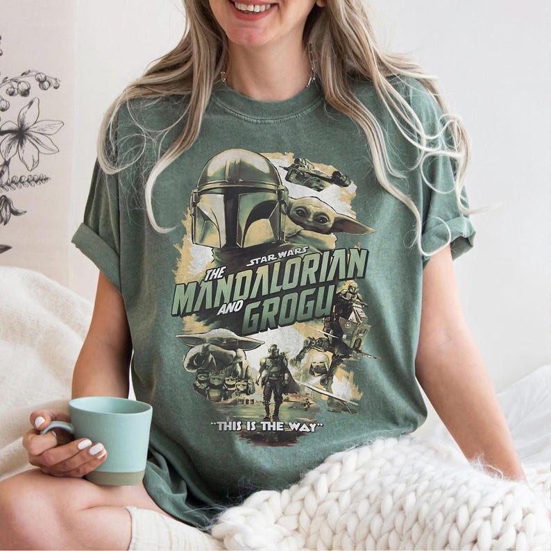 Retro Star Wars Mandalorian Grogu Comfort Farben Shirt, Baby Yoda Kopfgeldjäger Tee, Vintage 90er Jahre Stil Star Wars Grafik Tee, Fans Geschenk Bild 2
