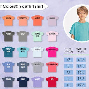 Op de afbeelding: Een selectie Comfort Colors&reg; jeugd-T-shirts in diverse kleuren, waaronder wit, meloen en rood. De afbeelding toont een maattabel met afmetingen in cm, van XS tot XL, met breedtes van 34.3 cm tot 49.5 cm en lengtes van 47.8 cm tot 66 cm.