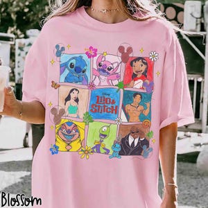 Puede incluir: Camiseta rosa claro con un dise&ntilde;o de cuadr&iacute;cula colorido con los personajes de Lilo & Stitch de Disney. El dise&ntilde;o de estilo de dibujos animados incluye a Stitch, Lilo y otros personajes, con la inscripci&oacute;n "Lilo & Stitch".
