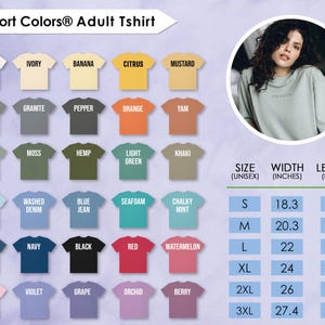 Op de afbeelding: Een kleurenkaart voor Comfort Colors volwassen T-shirts met diverse kleuren, waaronder wit, ivoor, banaan, citrus en mosterd. De afbeelding bevat ook een maattabel met afmetingen in inches voor unisex maten S tot 3XL, tot 82.5 cm lang.