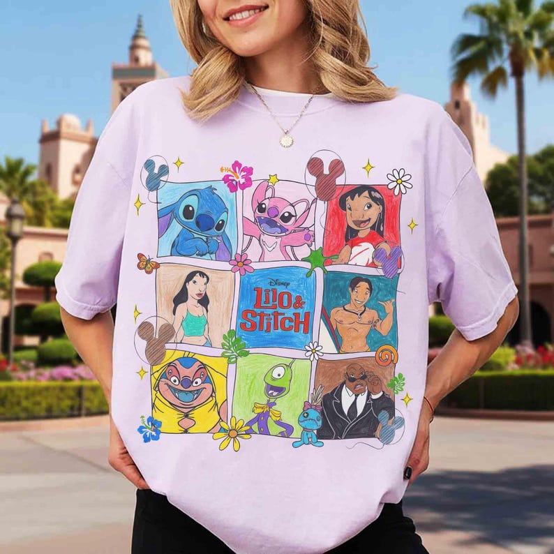 Puede incluir: Una camiseta de color lila claro con una cuadr&iacute;cula de coloridos retratos de personajes de dibujos animados de la pel&iacute;cula de Disney Lilo & Stitch. La camiseta incluye el texto "Lilo & Stitch" en azul y rojo.